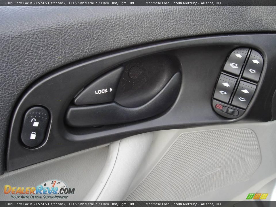 2005 Ford Focus ZX5 SES Hatchback CD Silver Metallic / Dark Flint/Light Flint Photo #23