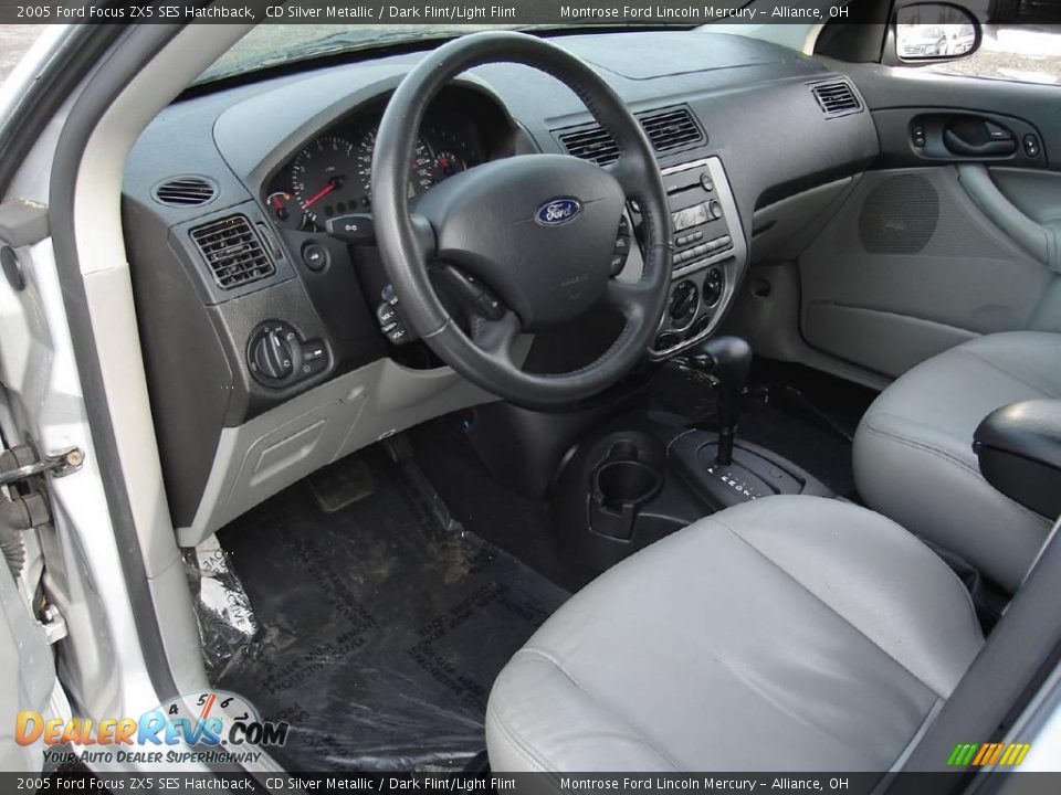 2005 Ford Focus ZX5 SES Hatchback CD Silver Metallic / Dark Flint/Light Flint Photo #24