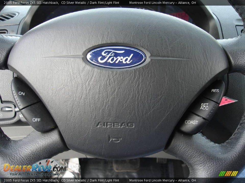 2005 Ford Focus ZX5 SES Hatchback CD Silver Metallic / Dark Flint/Light Flint Photo #27