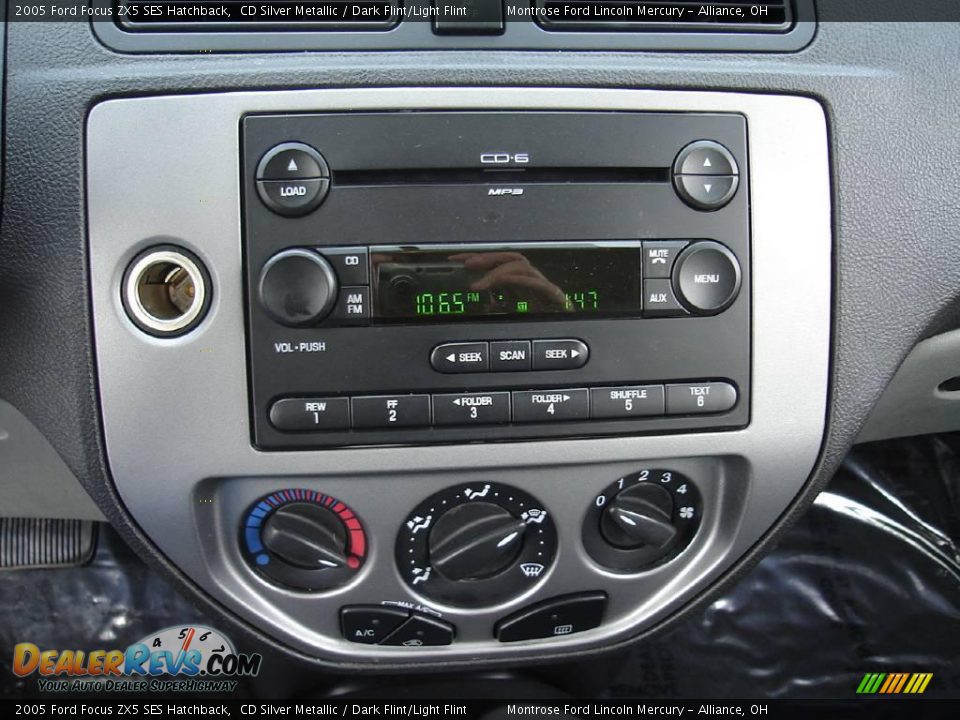 2005 Ford Focus ZX5 SES Hatchback CD Silver Metallic / Dark Flint/Light Flint Photo #28