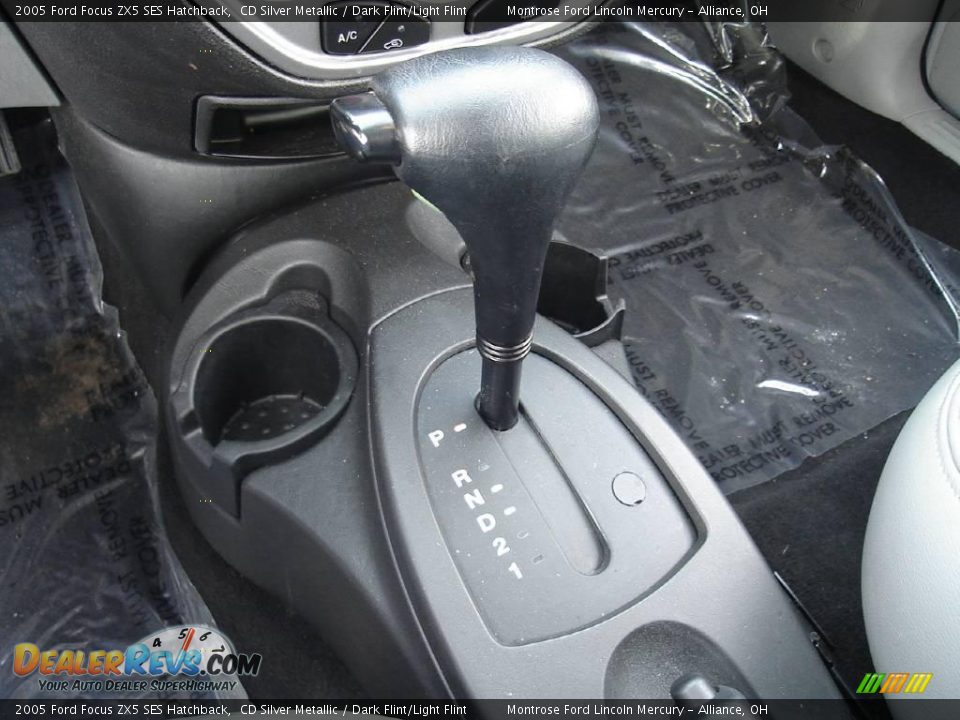 2005 Ford Focus ZX5 SES Hatchback CD Silver Metallic / Dark Flint/Light Flint Photo #29