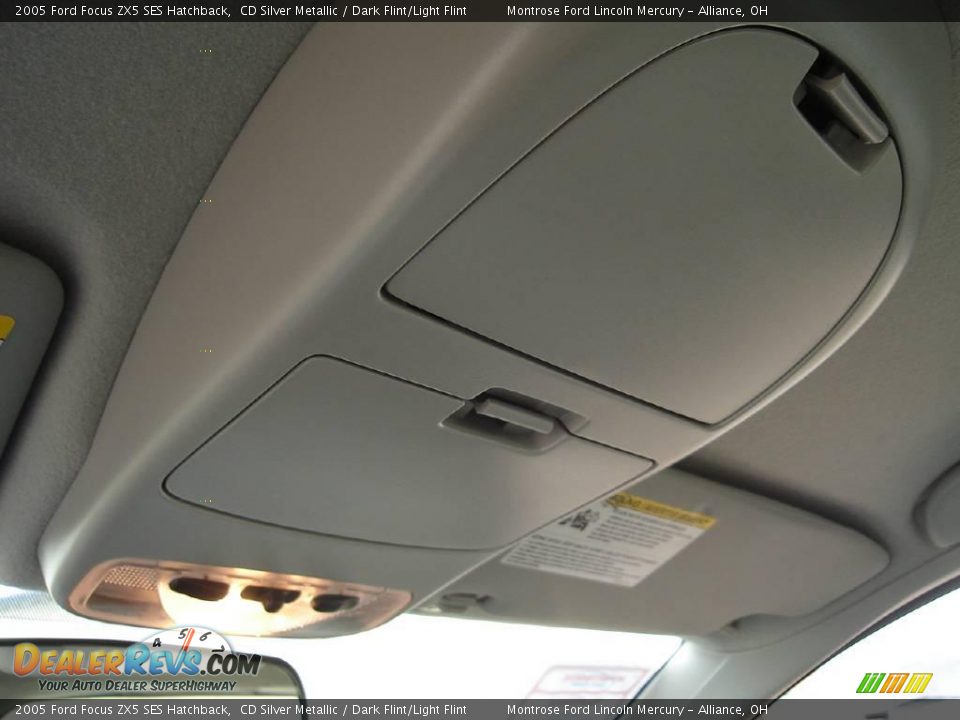 2005 Ford Focus ZX5 SES Hatchback CD Silver Metallic / Dark Flint/Light Flint Photo #30
