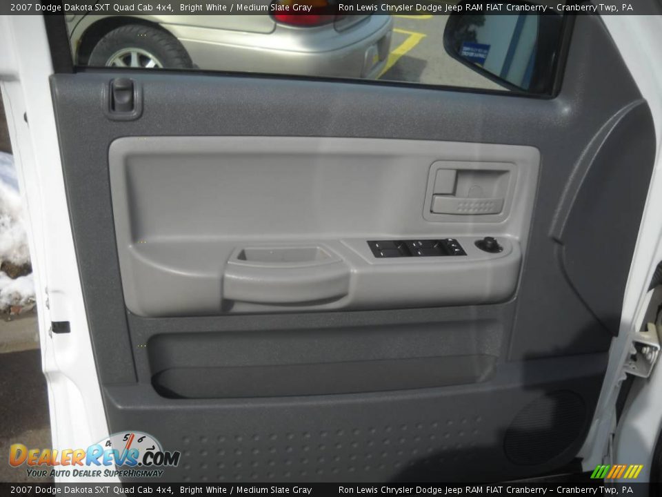 2007 Dodge Dakota SXT Quad Cab 4x4 Bright White / Medium Slate Gray Photo #6