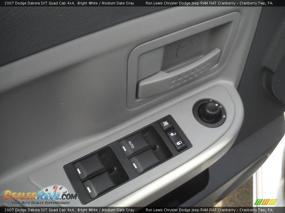 2007 Dodge Dakota SXT Quad Cab 4x4 Bright White / Medium Slate Gray Photo #21