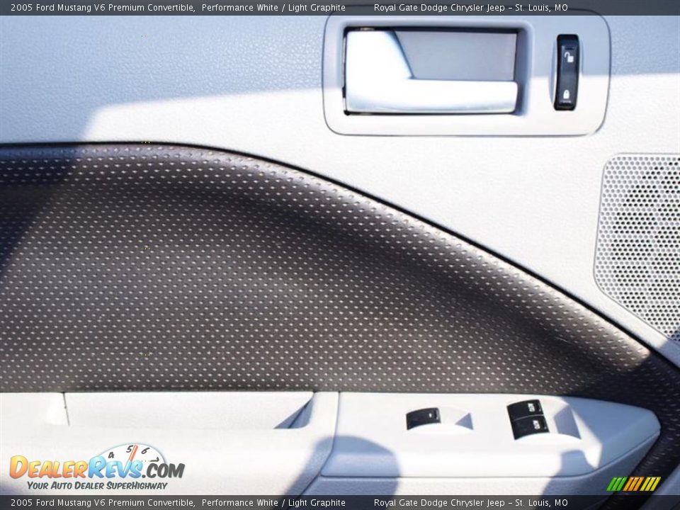 2005 Ford Mustang V6 Premium Convertible Performance White / Light Graphite Photo #15