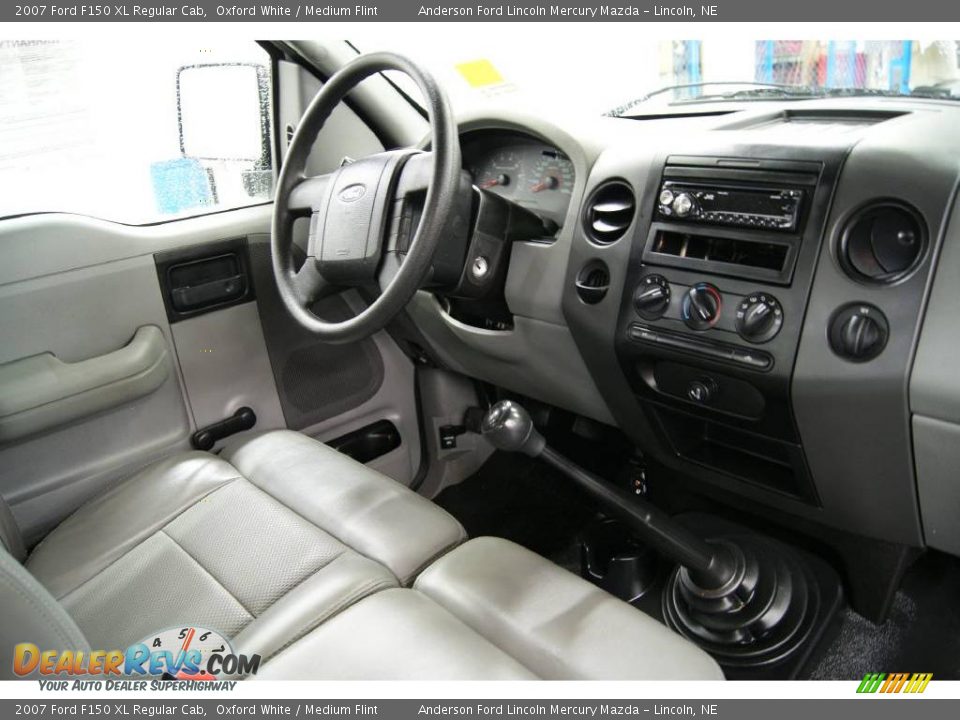 2007 Ford F150 XL Regular Cab Oxford White / Medium Flint Photo #17