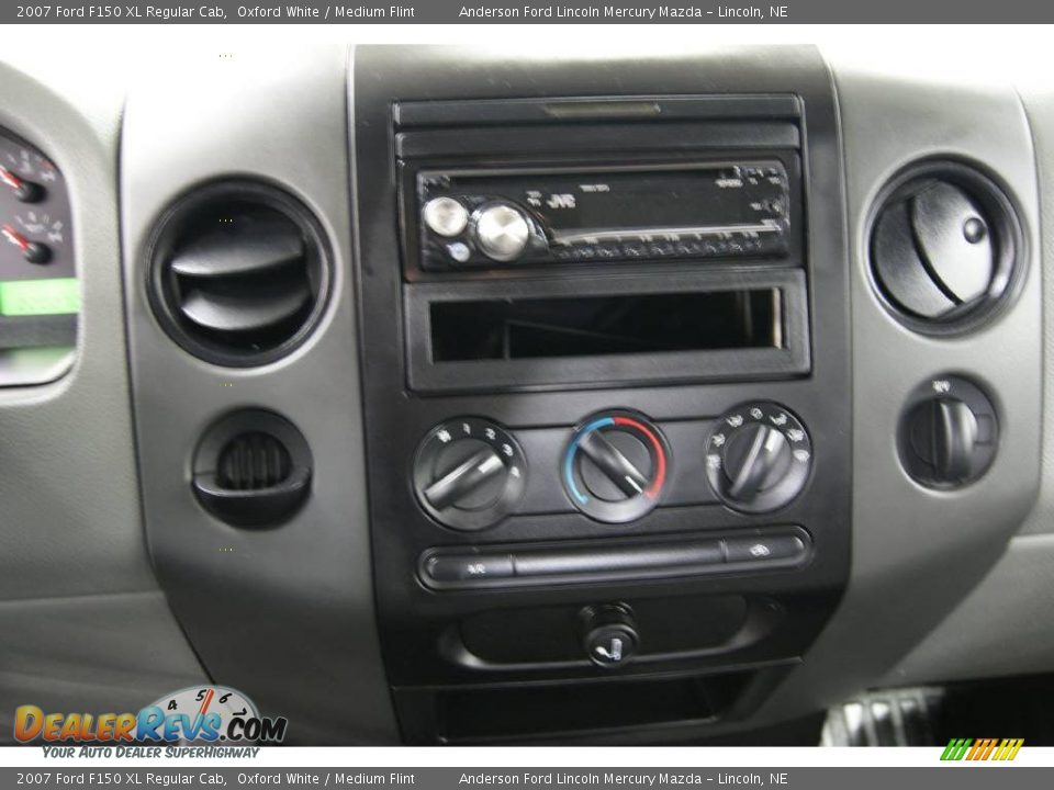 2007 Ford F150 XL Regular Cab Oxford White / Medium Flint Photo #19