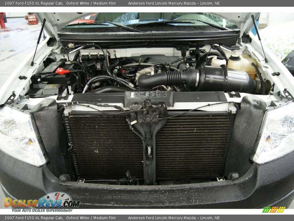 2007 Ford F150 XL Regular Cab Oxford White / Medium Flint Photo #24