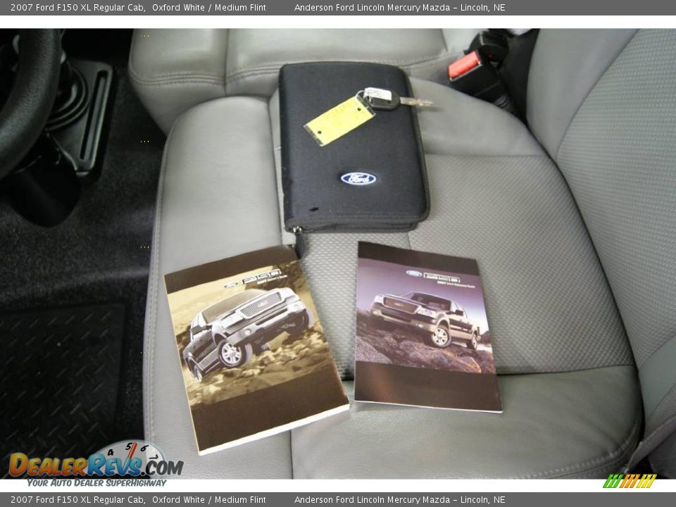 2007 Ford F150 XL Regular Cab Oxford White / Medium Flint Photo #25