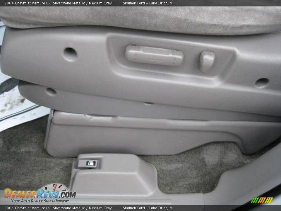 2004 Chevrolet Venture LS Silverstone Metallic / Medium Gray Photo #30