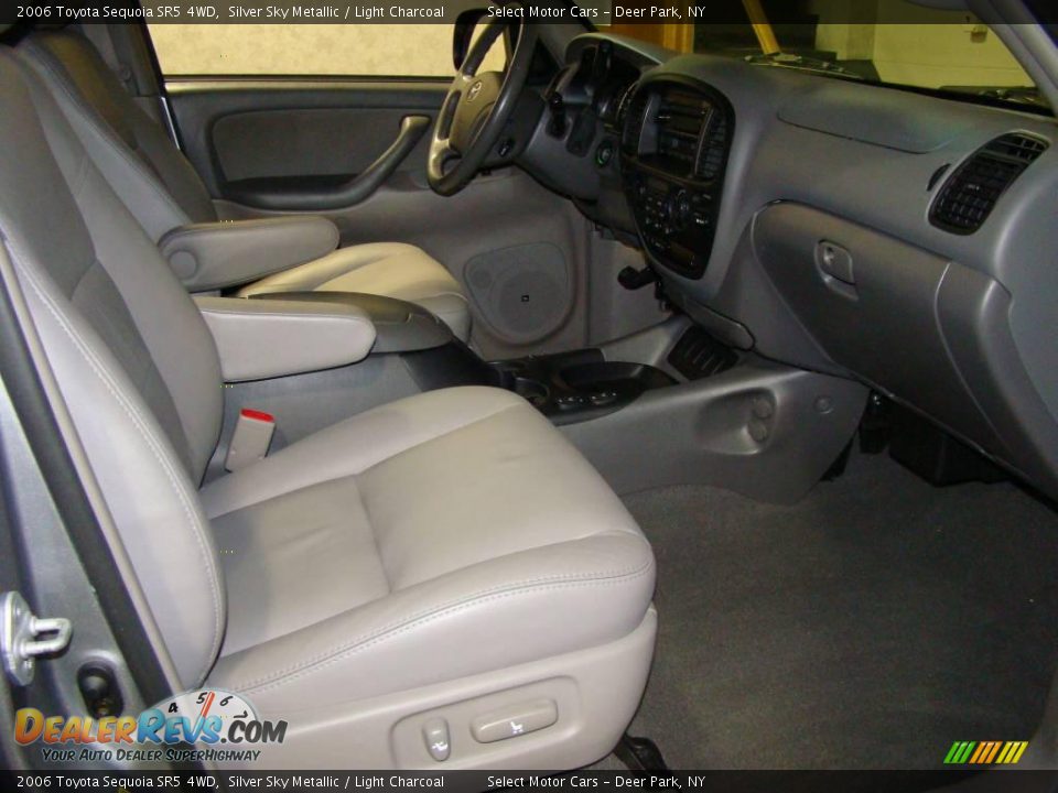 2006 Toyota Sequoia SR5 4WD Silver Sky Metallic / Light Charcoal Photo #11