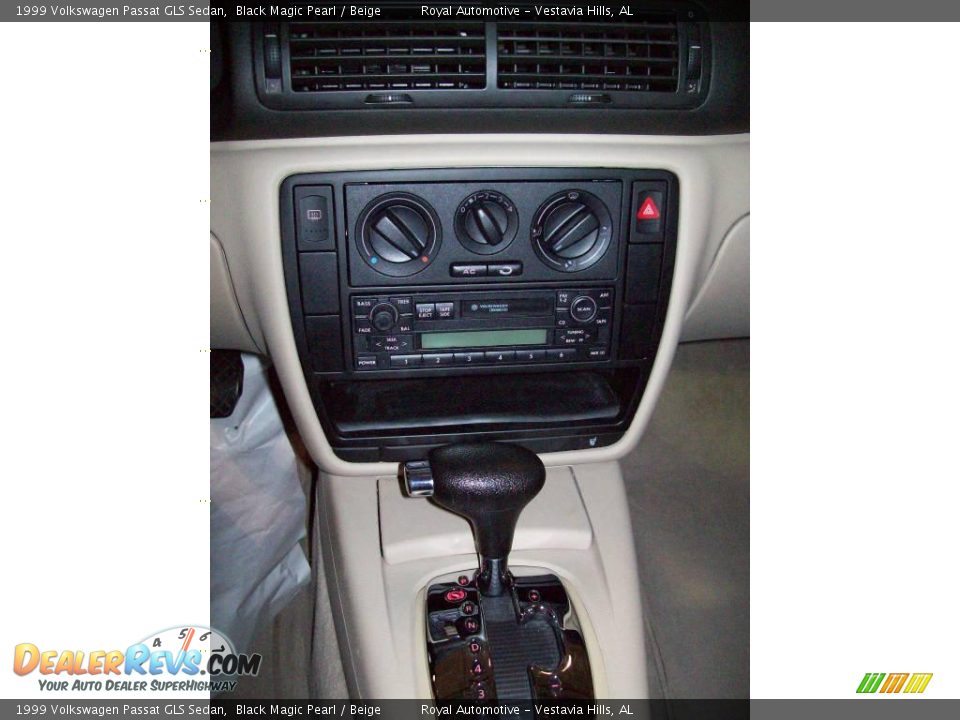 1999 Volkswagen Passat GLS Sedan Black Magic Pearl / Beige Photo #16