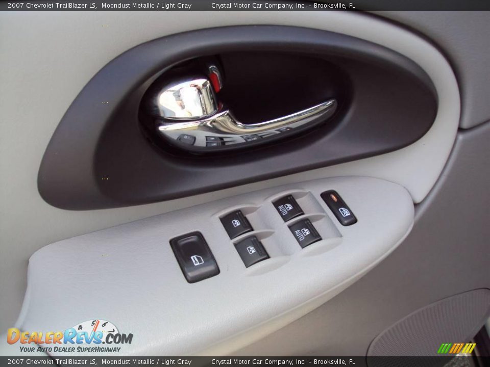2007 Chevrolet TrailBlazer LS Moondust Metallic / Light Gray Photo #18
