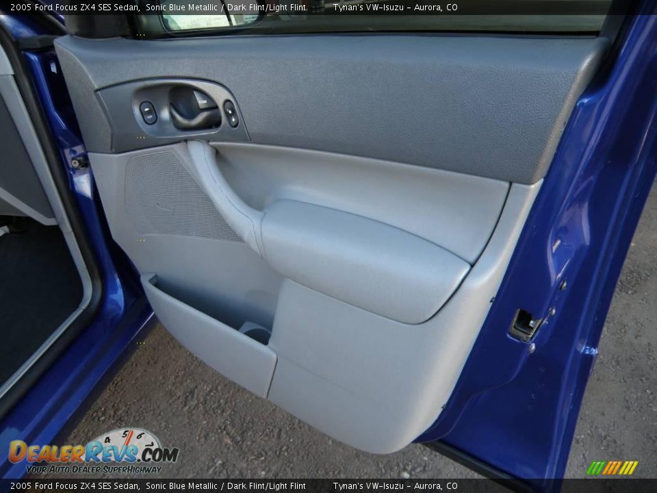 2005 Ford Focus ZX4 SES Sedan Sonic Blue Metallic / Dark Flint/Light Flint Photo #13