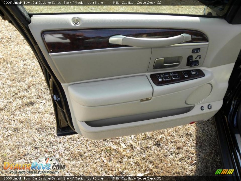 2006 Lincoln Town Car Designer Series Black / Medium Light Stone Photo #5