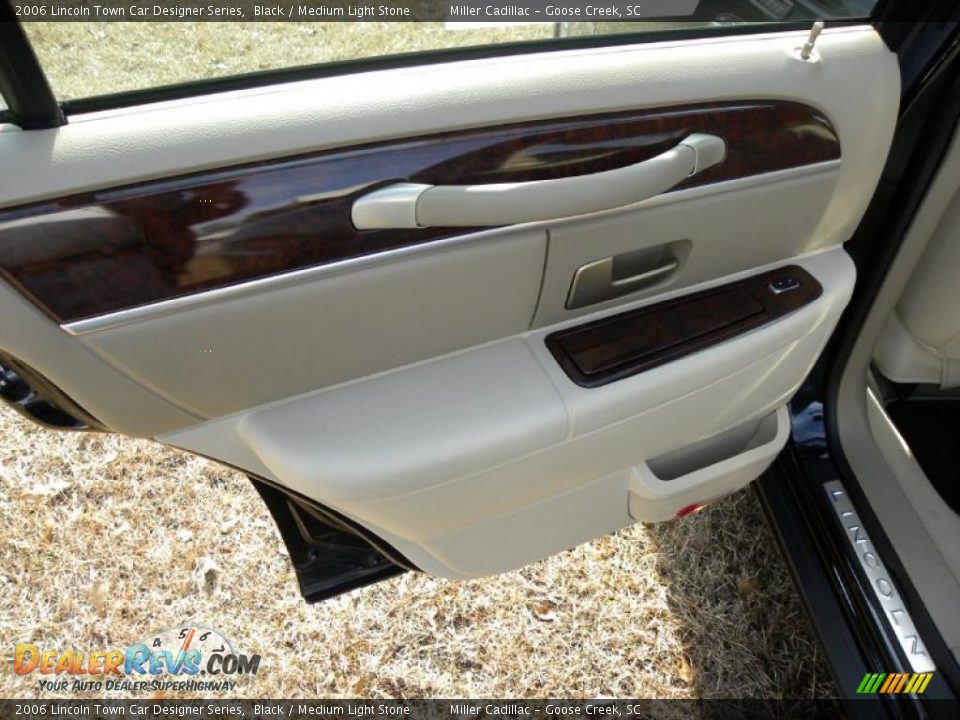 2006 Lincoln Town Car Designer Series Black / Medium Light Stone Photo #7