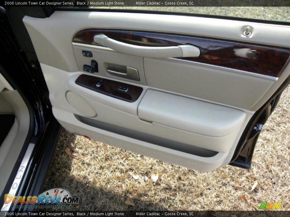 2006 Lincoln Town Car Designer Series Black / Medium Light Stone Photo #9