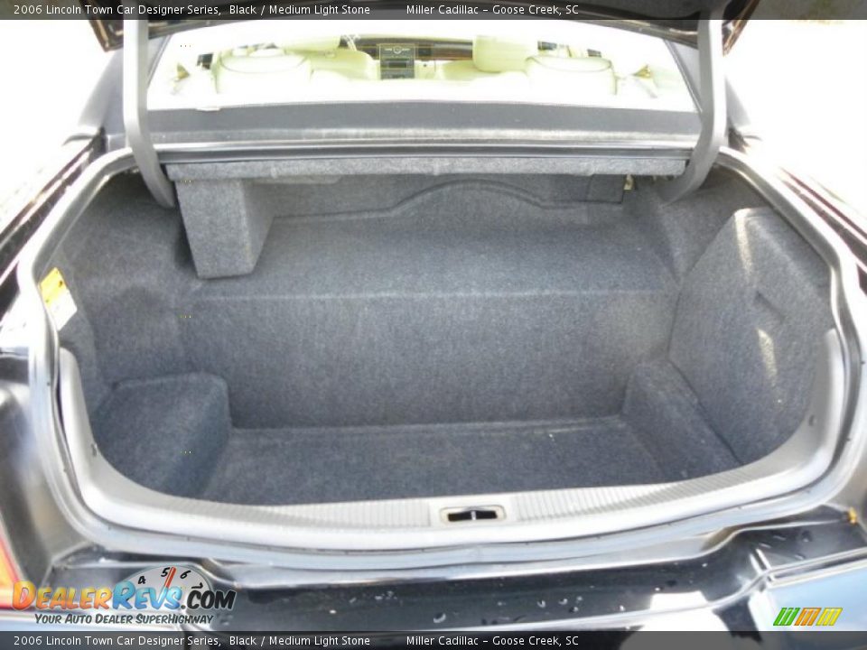 2006 Lincoln Town Car Designer Series Black / Medium Light Stone Photo #14