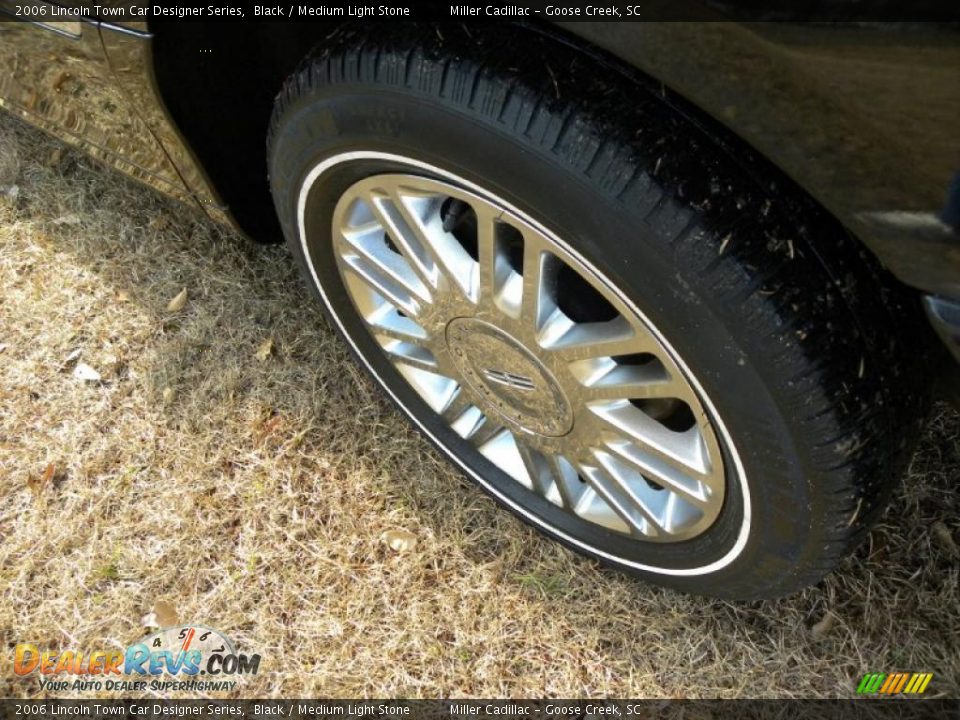 2006 Lincoln Town Car Designer Series Black / Medium Light Stone Photo #17