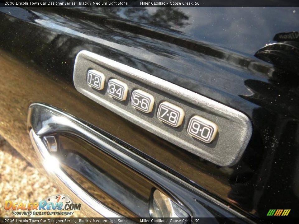 2006 Lincoln Town Car Designer Series Black / Medium Light Stone Photo #20