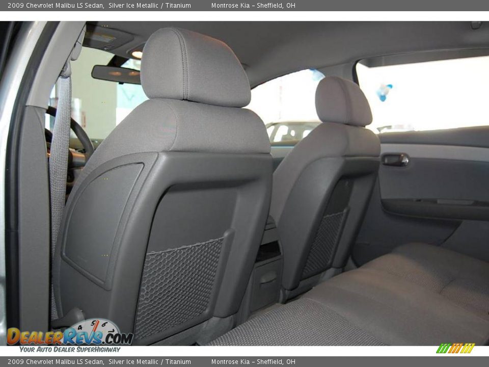 2009 Chevrolet Malibu LS Sedan Silver Ice Metallic / Titanium Photo #17