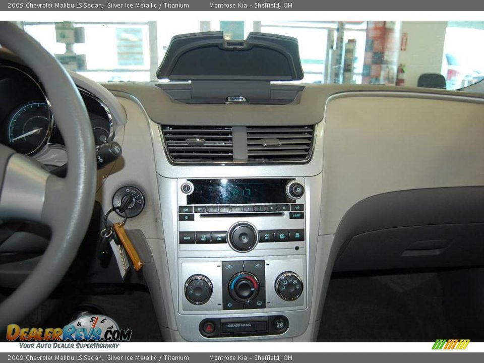 2009 Chevrolet Malibu LS Sedan Silver Ice Metallic / Titanium Photo #36