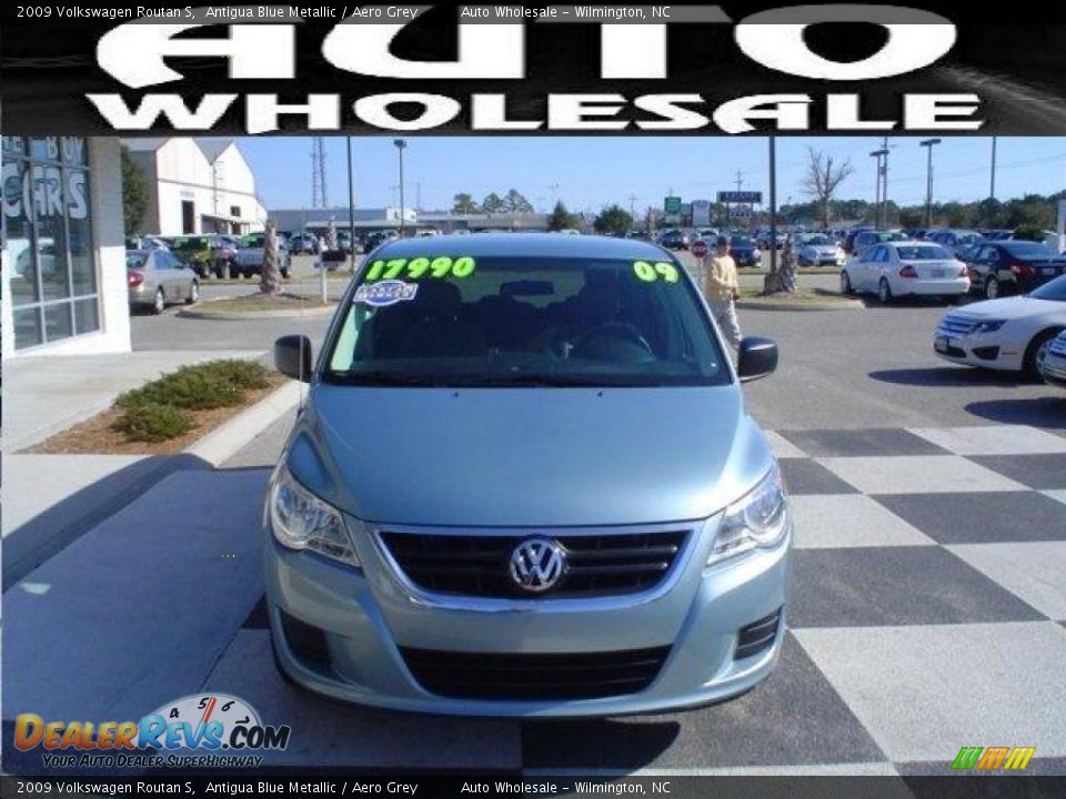 2009 Volkswagen Routan S Antigua Blue Metallic / Aero Grey Photo #2