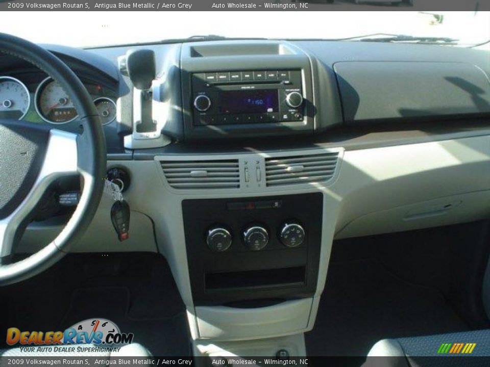 2009 Volkswagen Routan S Antigua Blue Metallic / Aero Grey Photo #8