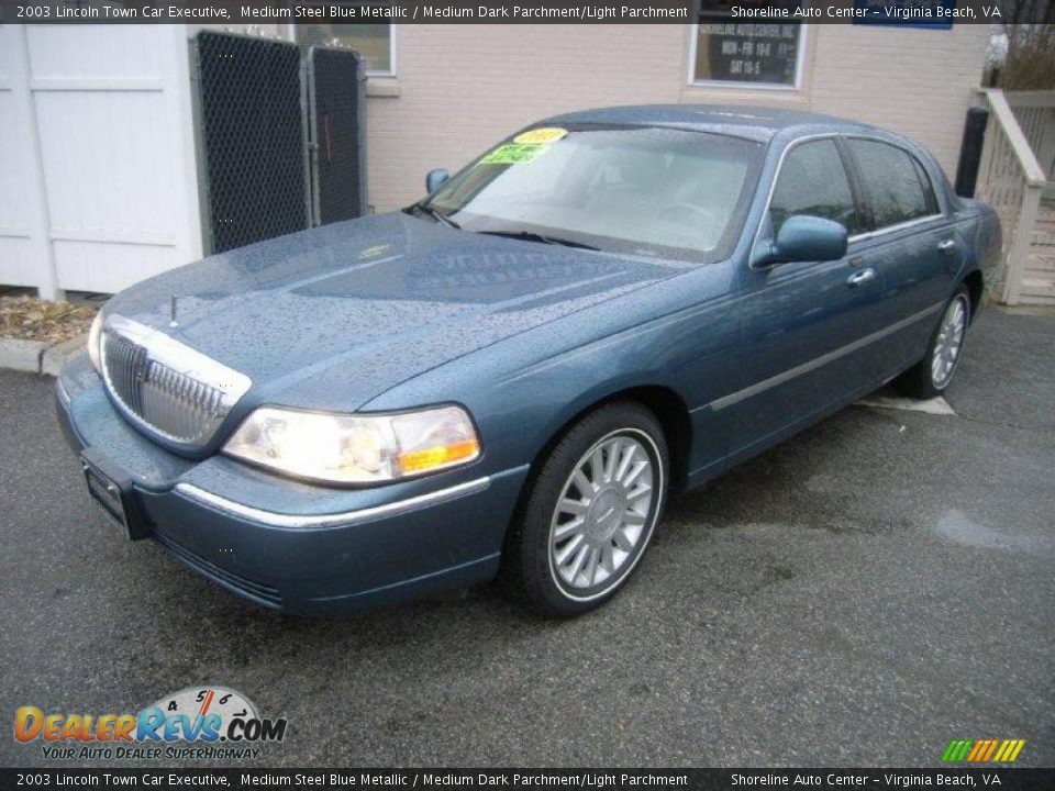 2003 Lincoln Town Car Executive Medium Steel Blue Metallic / Medium Dark Parchment/Light Parchment Photo #2