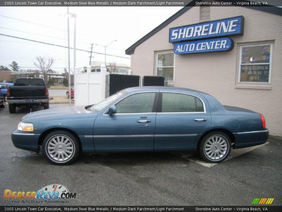 2003 Lincoln Town Car Executive Medium Steel Blue Metallic / Medium Dark Parchment/Light Parchment Photo #3