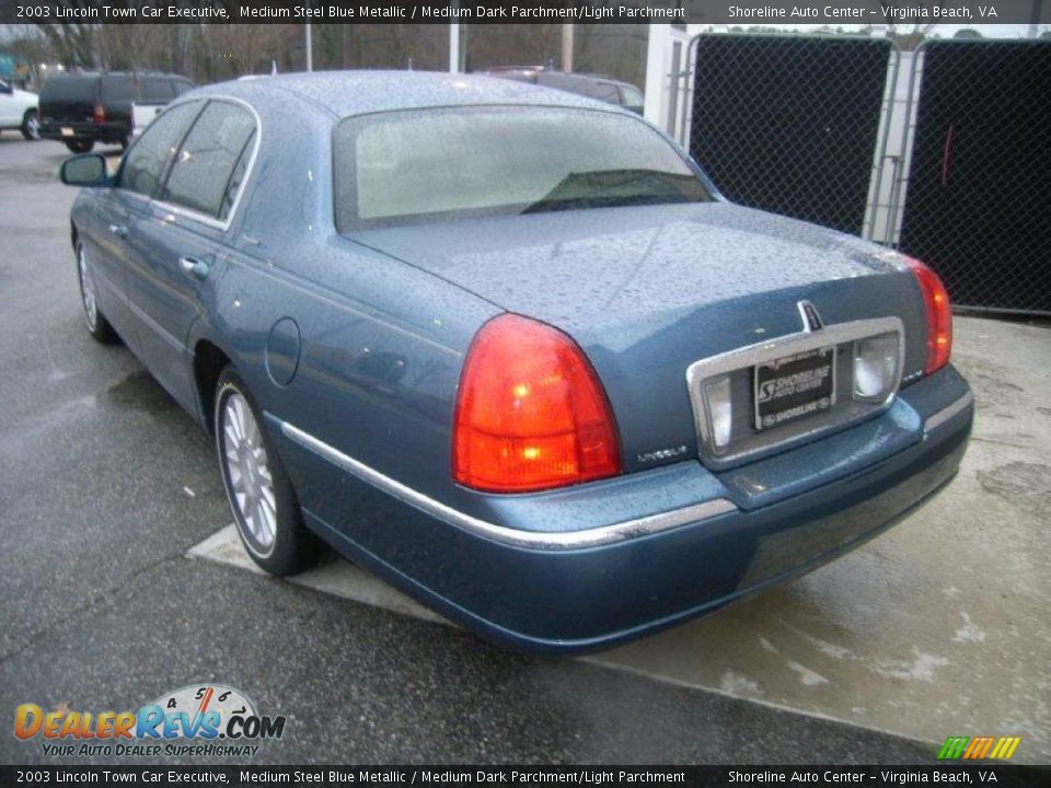 2003 Lincoln Town Car Executive Medium Steel Blue Metallic / Medium Dark Parchment/Light Parchment Photo #4