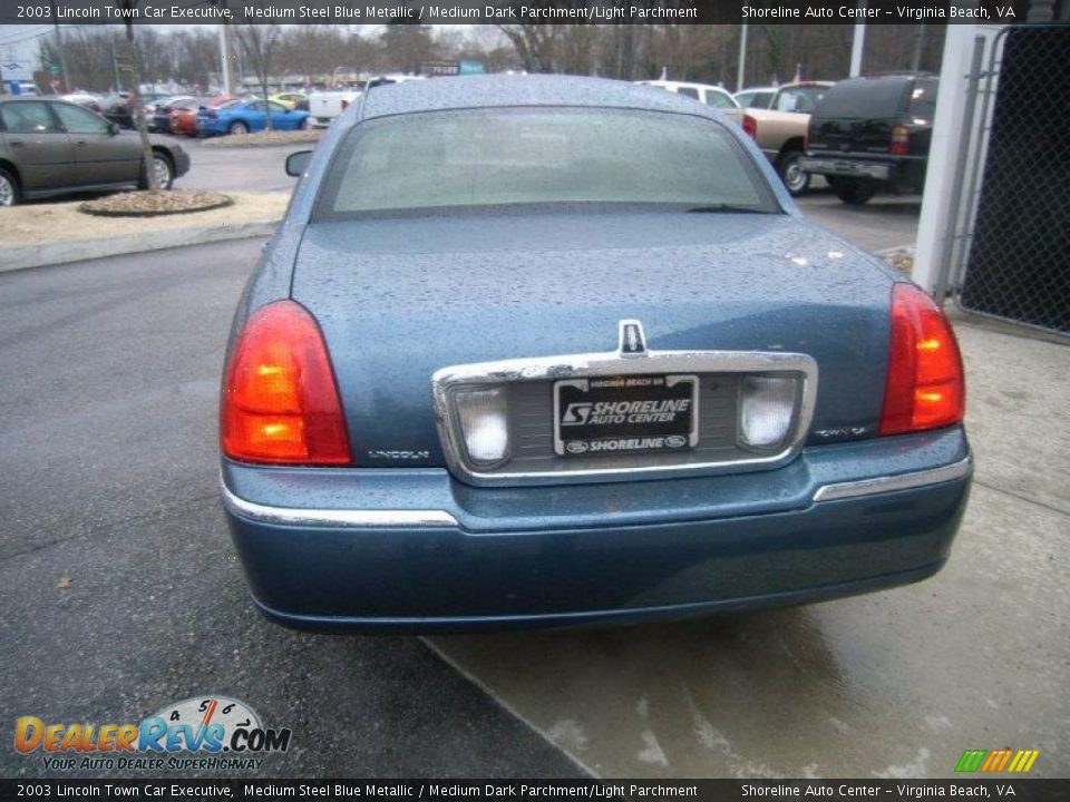 2003 Lincoln Town Car Executive Medium Steel Blue Metallic / Medium Dark Parchment/Light Parchment Photo #5