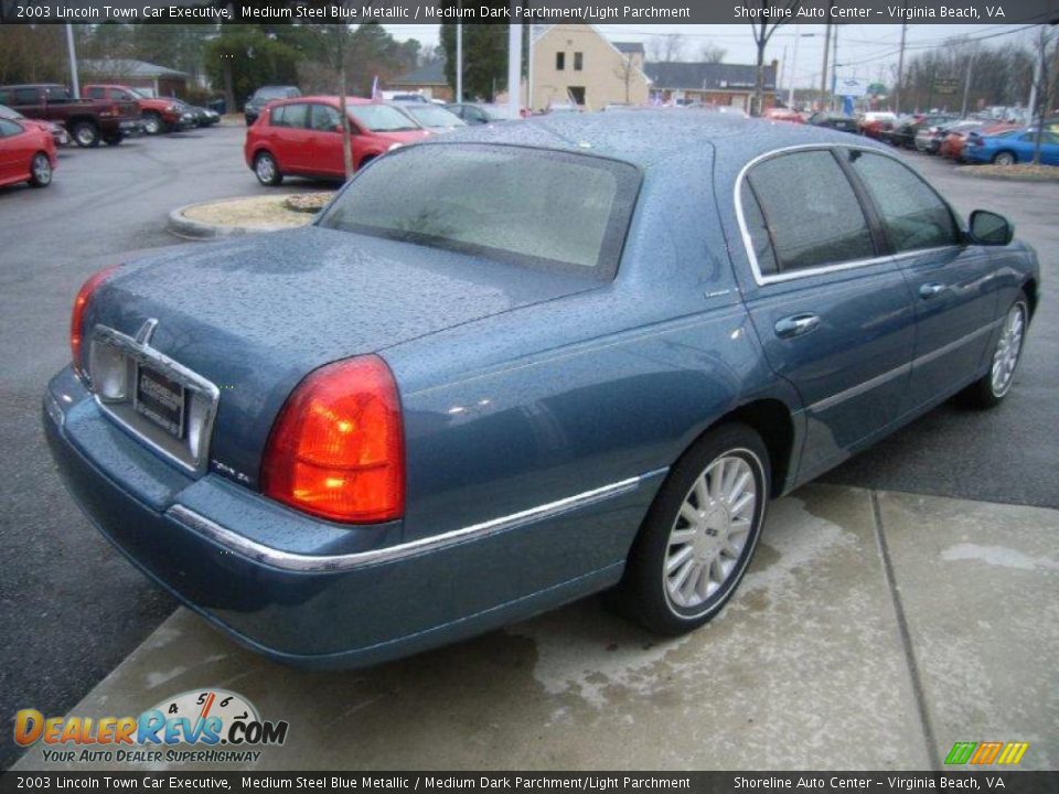 2003 Lincoln Town Car Executive Medium Steel Blue Metallic / Medium Dark Parchment/Light Parchment Photo #6