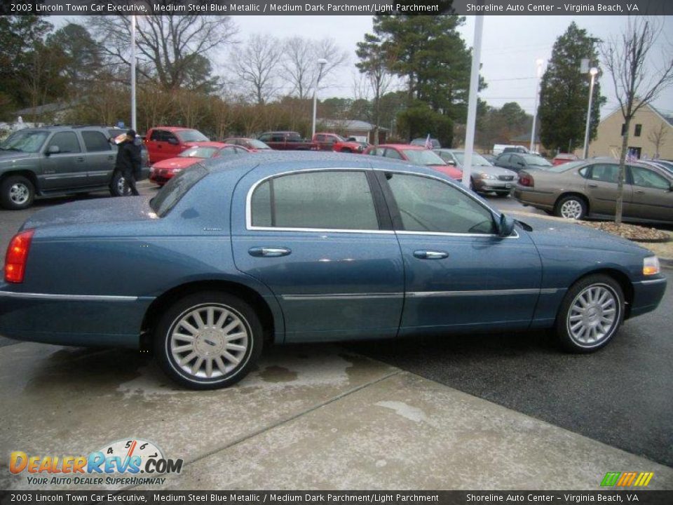 2003 Lincoln Town Car Executive Medium Steel Blue Metallic / Medium Dark Parchment/Light Parchment Photo #7