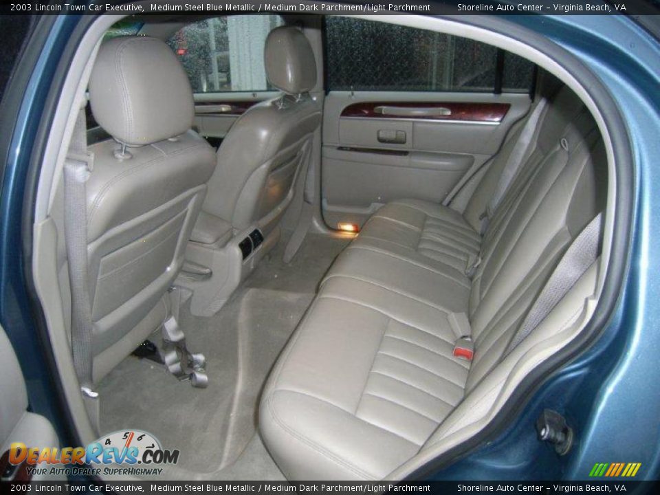 2003 Lincoln Town Car Executive Medium Steel Blue Metallic / Medium Dark Parchment/Light Parchment Photo #9