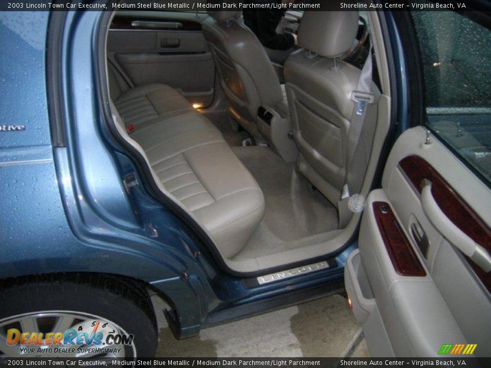 2003 Lincoln Town Car Executive Medium Steel Blue Metallic / Medium Dark Parchment/Light Parchment Photo #10