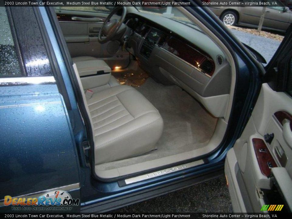 2003 Lincoln Town Car Executive Medium Steel Blue Metallic / Medium Dark Parchment/Light Parchment Photo #11