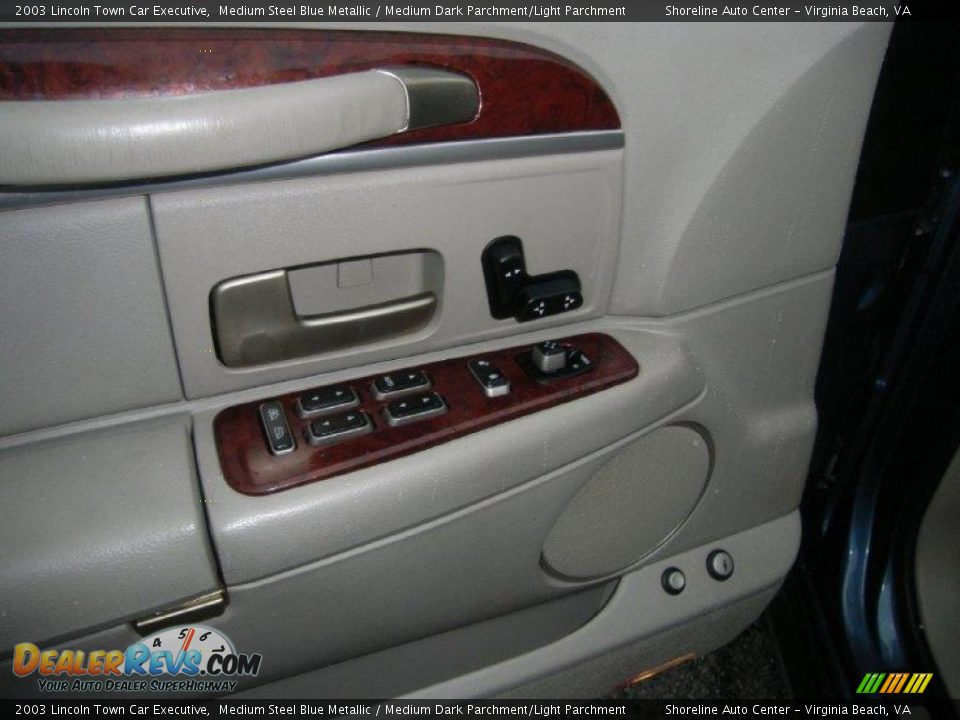 2003 Lincoln Town Car Executive Medium Steel Blue Metallic / Medium Dark Parchment/Light Parchment Photo #12