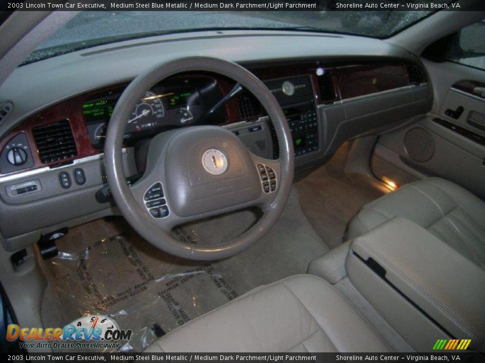 2003 Lincoln Town Car Executive Medium Steel Blue Metallic / Medium Dark Parchment/Light Parchment Photo #13