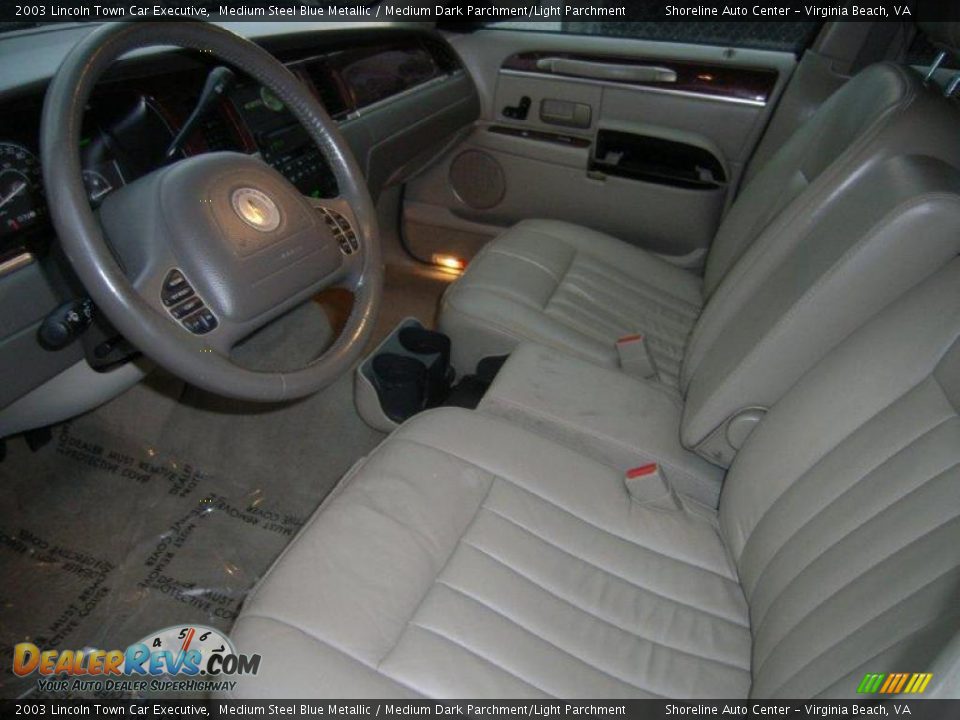 2003 Lincoln Town Car Executive Medium Steel Blue Metallic / Medium Dark Parchment/Light Parchment Photo #15