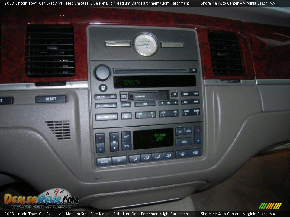 2003 Lincoln Town Car Executive Medium Steel Blue Metallic / Medium Dark Parchment/Light Parchment Photo #16