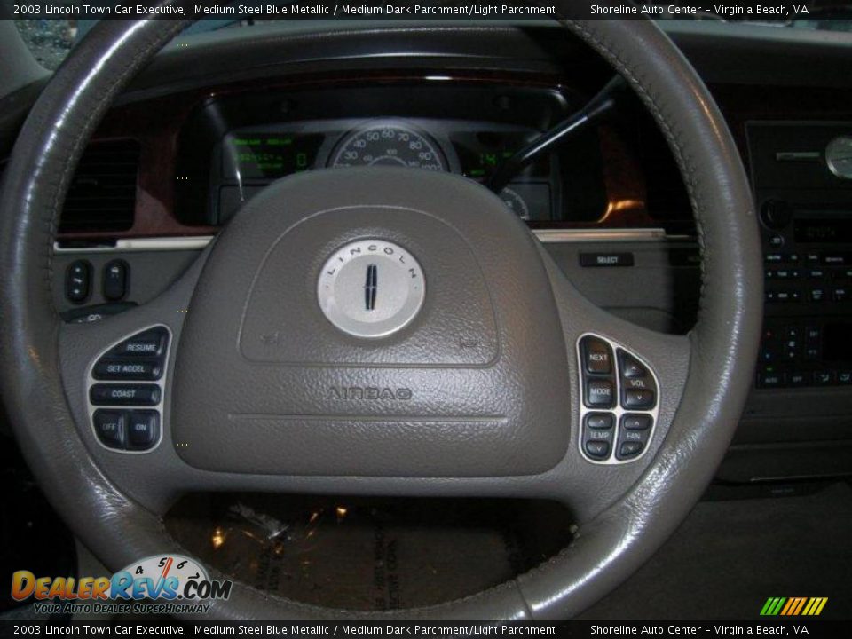 2003 Lincoln Town Car Executive Medium Steel Blue Metallic / Medium Dark Parchment/Light Parchment Photo #17
