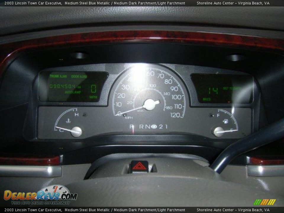2003 Lincoln Town Car Executive Medium Steel Blue Metallic / Medium Dark Parchment/Light Parchment Photo #18
