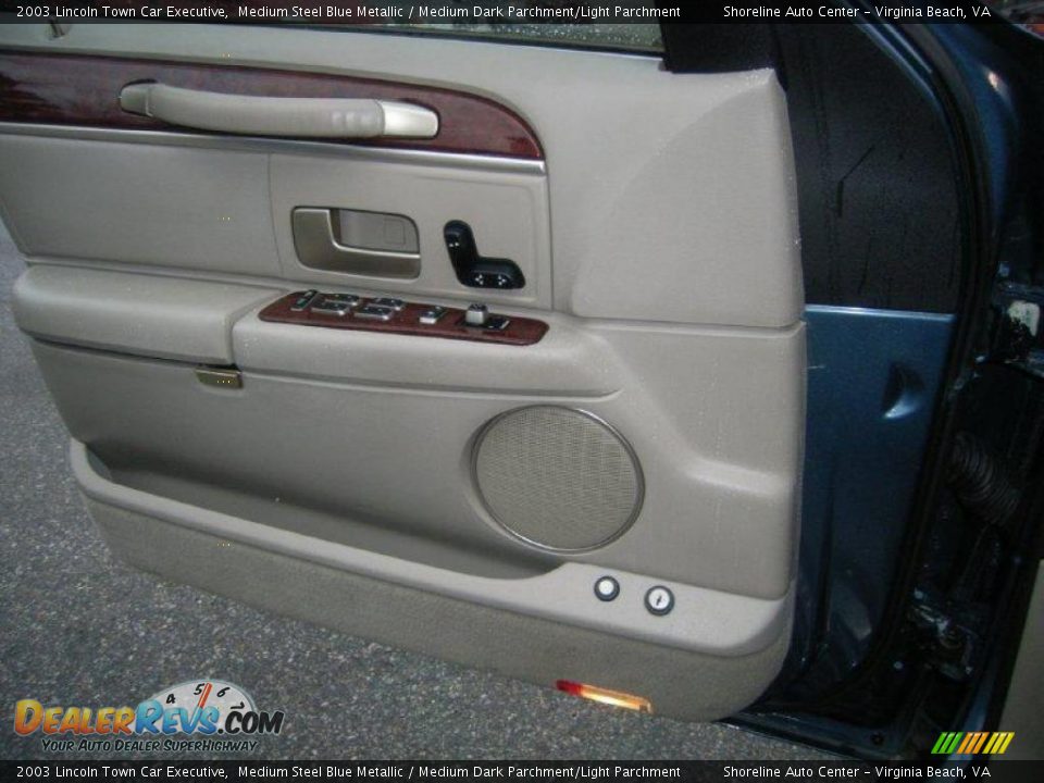 2003 Lincoln Town Car Executive Medium Steel Blue Metallic / Medium Dark Parchment/Light Parchment Photo #19
