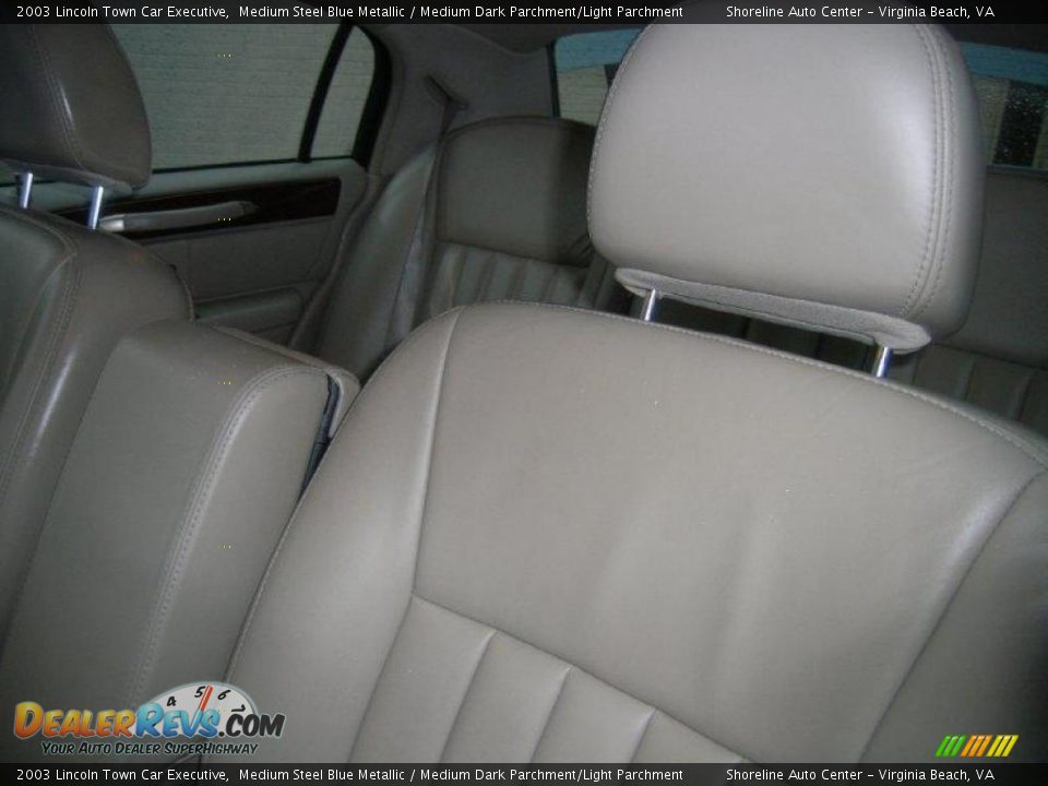 2003 Lincoln Town Car Executive Medium Steel Blue Metallic / Medium Dark Parchment/Light Parchment Photo #20