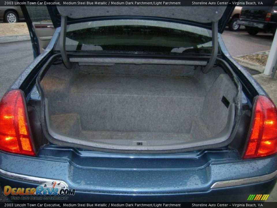 2003 Lincoln Town Car Executive Medium Steel Blue Metallic / Medium Dark Parchment/Light Parchment Photo #21