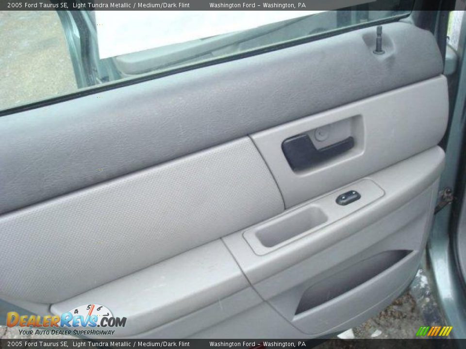 2005 Ford Taurus SE Light Tundra Metallic / Medium/Dark Flint Photo #13