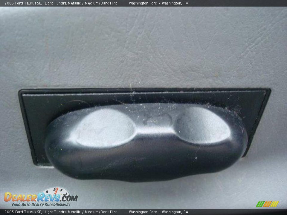 2005 Ford Taurus SE Light Tundra Metallic / Medium/Dark Flint Photo #15