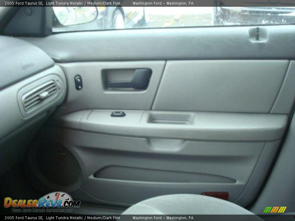 2005 Ford Taurus SE Light Tundra Metallic / Medium/Dark Flint Photo #17