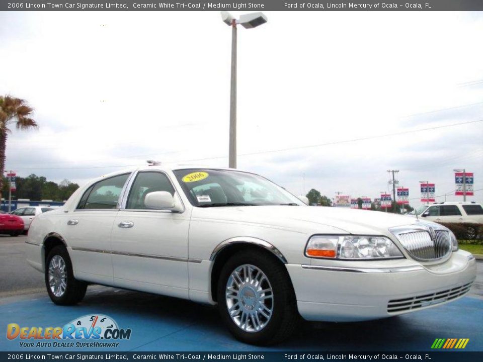 2006 Lincoln Town Car Signature Limited Ceramic White Tri-Coat / Medium Light Stone Photo #7
